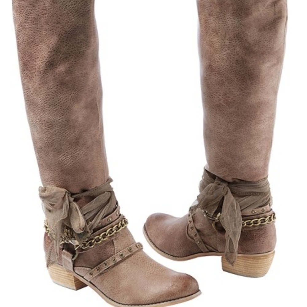 Buckle western style boots